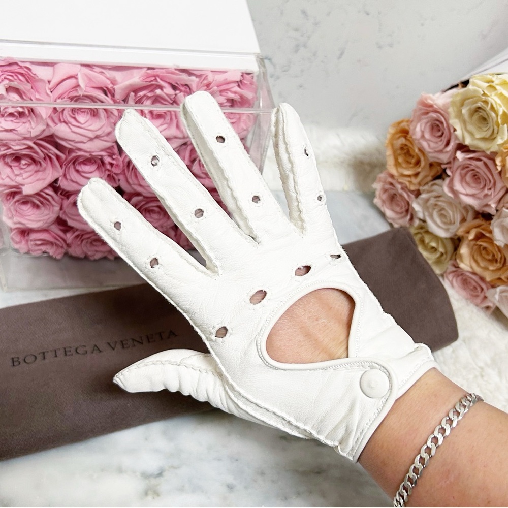 Authentic Bottega Veneta White Lambskin Leather Driving Gloves - Picture 2 of 11